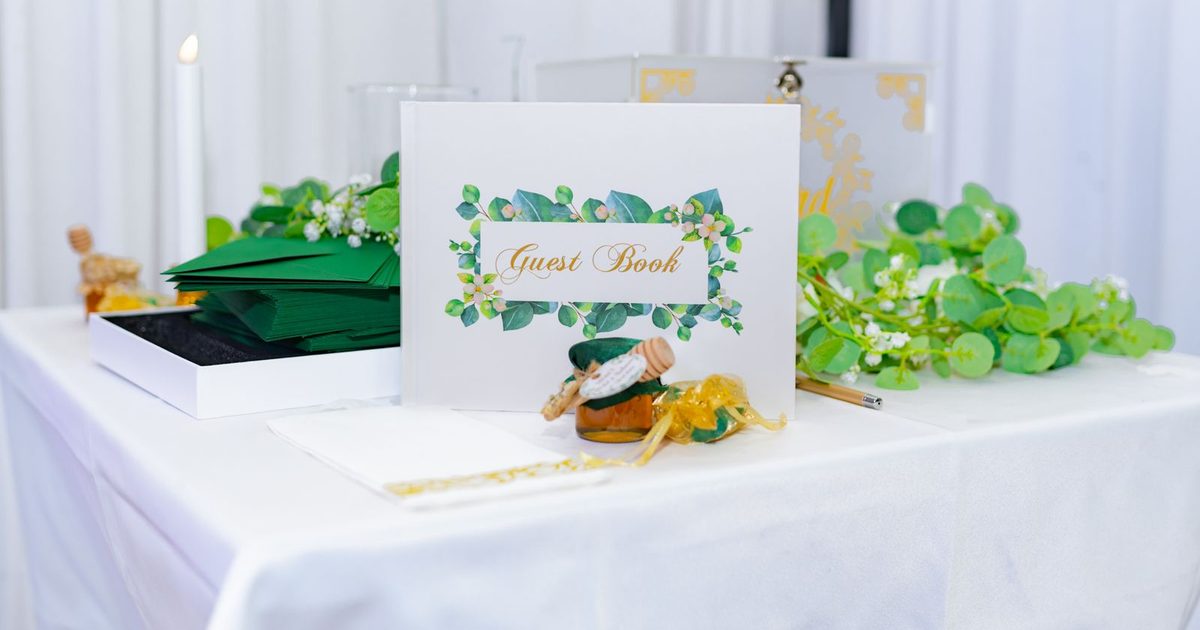 Gastenboek voor een bruiloft op een versierde tafel met bloemen