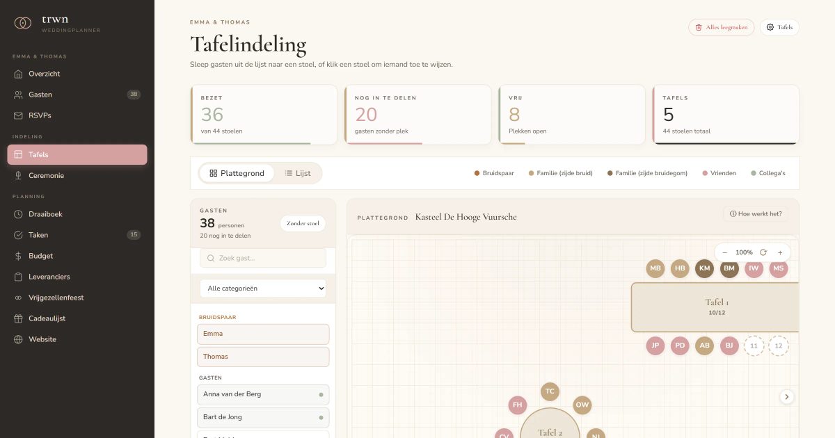Visuele tafelindeling in weddingplanner software: gasten naar stoelen slepen op de plattegrond van de zaal